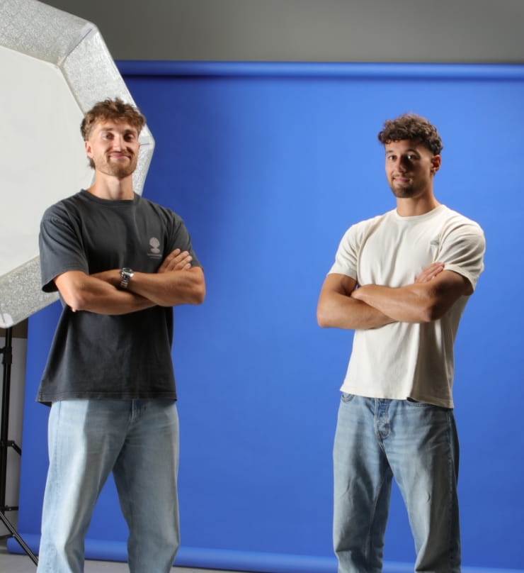 Les deux fondateurs de l'agence Gokuu debout, bras croisés, sur fond bleu en studio photo