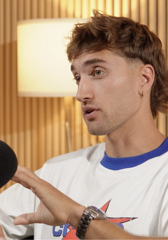 Portrait rapproché d'un intervenant en pleine prise de parole devant le micro du podcast
