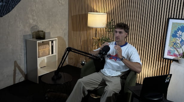Vue d'ensemble du studio podcast Gokuu, décor bois et lumière chaude pendant l'enregistrement